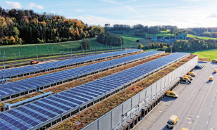 Con i suoi dieci impianti fotovoltaici la Posta immette ogni anno nella rete circa 5'000'000 kilowattora di energia solare.